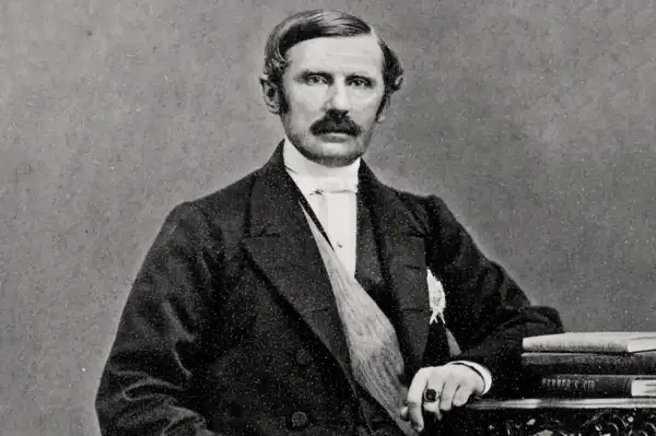 Johan August Gripenstedt, en svensk politiker, porträtterad i mörk kostym med en vit skjorta och slips.