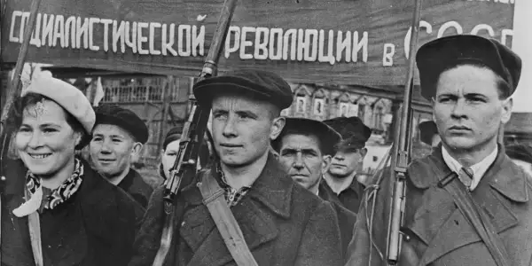 Ungdomar marscherar med en fana som nämner "socialistiska revolutionen". En del bär vapen. En tidslinje för ryska revolutionen kan illustreras av sådana scener.
